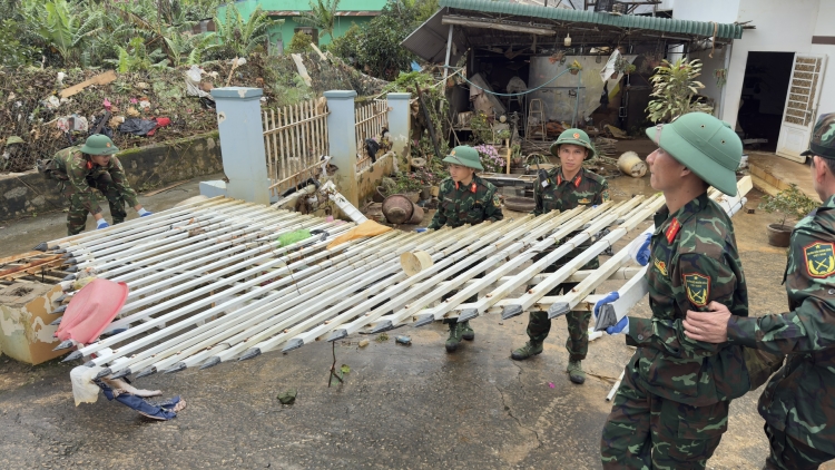 Quân khu 7 sẽ tiếp tục bám trụ hỗ trợ dân vùng lũ Lâm Đồng