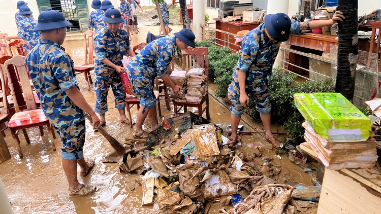 Vùng 4 Hải quân tích cực hỗ trợ nhân dân Khánh Hòa và Đắk Lắk khắc phục hậu quả sau lũ lụt