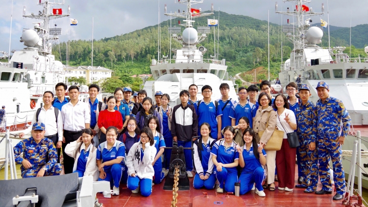 Vùng 3 Hải quân tuyên truyền về biển, đảo cho cán bộ, giáo viên và học sinh Đà Nẵng