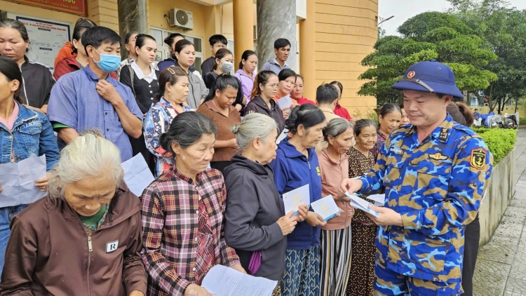 Vùng 3 Hải quân tiếp tục đến với nhân dân ảnh hưởng mưa, lũ tại TP.Đà Nẵng, Huế