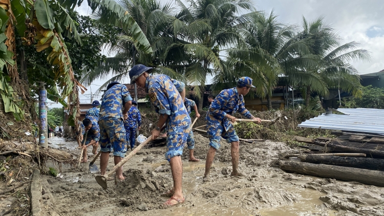 Lữ đoàn 162 khẩn trương giao nhiệm vụ cho lực lượng giúp nhân dân khắc phục hậu quả sau mưa lũ