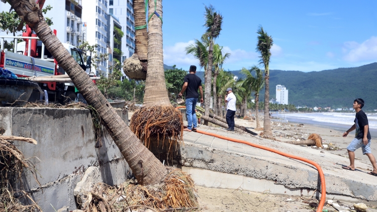 Sóng mạnh phá hỏng hàng quán, cát phủ kín đường ven biển Đà Nẵng