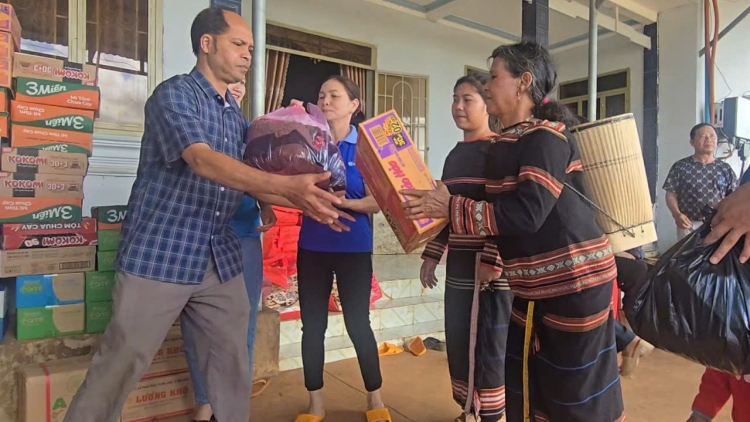 Nghĩa tình mộc mạc gửi về vùng lũ miền xuôi 