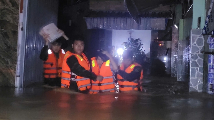 Hải quân và đặc công xuyên đêm giải cứu người dân ở Khánh Hòa