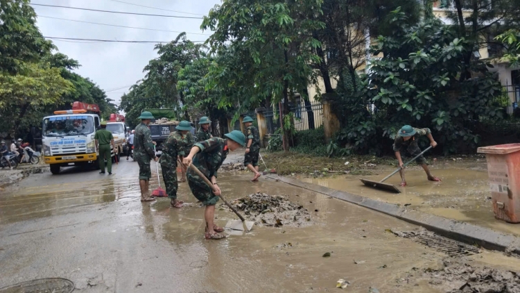 Hàng ngàn người dọn dẹp vệ sinh môi trường sau lũ lớn ở Huế