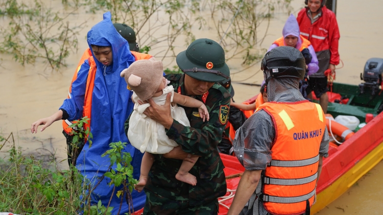 Theo dòng thời sự sáng 3/11/2025