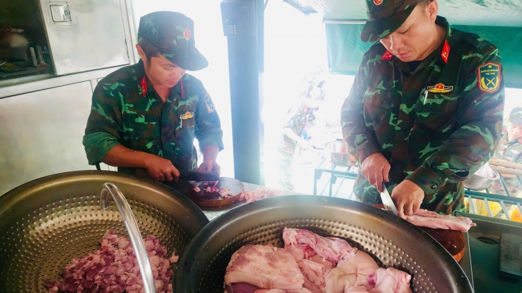 Xe bếp nghĩa tình sưởi ấm người dân vùng lũ