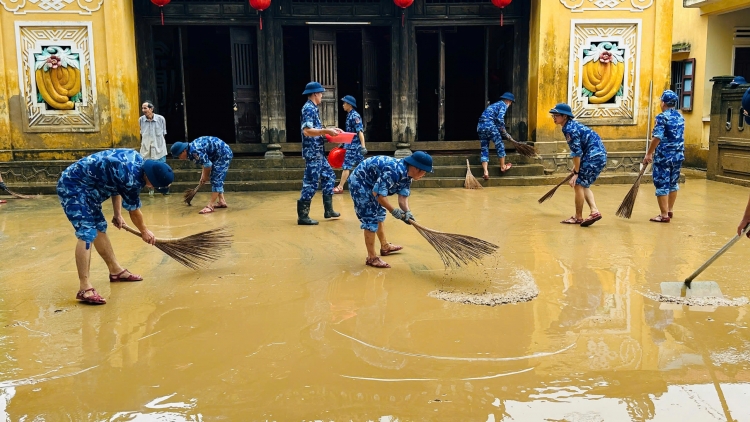 Vùng Cảnh sát biển 2 chung tay cùng nhân dân khắc phục hậu quả mưa lũ