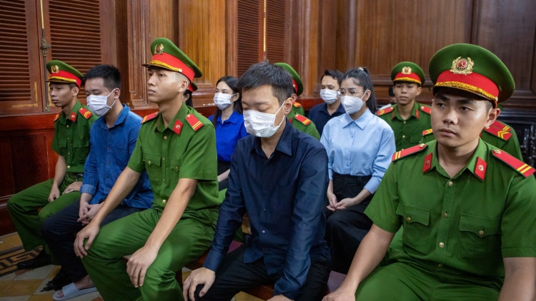 Hoa hậu Thuỳ Tiên, Quang Linh Vlogs, Hằng Du Mục bị tuyên 2 năm tù