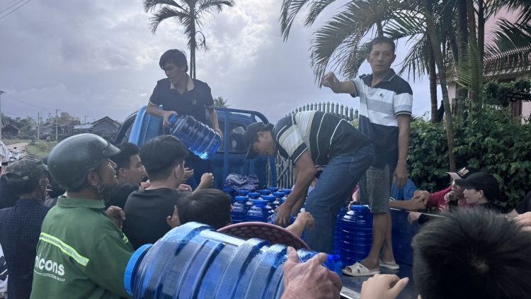 Những “người vác tù và hàng tổng” hết mình vì bà con trong lũ dữ