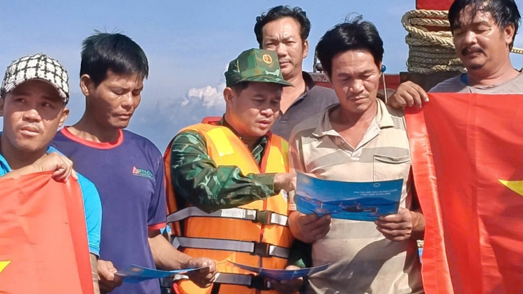 Cán bộ chiến sĩ Hải đoàn 48 - Bộ đội Biên phòng cùng ngư dân bám biển