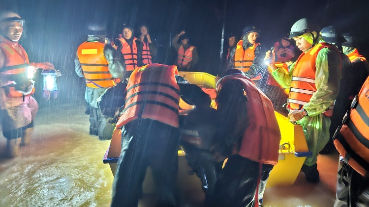 Cán bộ, học viên Học viện Hải quân trắng đêm cứu trợ bà con vùng lũ tại Khánh Hoà