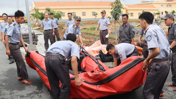 Chi đội Kiểm ngư 4 dốc lực cứu trợ dân Khánh Hòa giữa mưa lũ