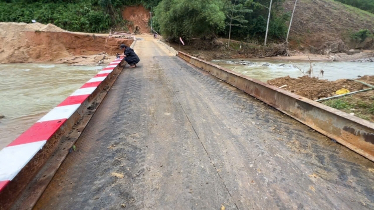 Quảng Ngãi: Lắp cầu tạm bằng dầm thép, đảm bảo cuộc sống