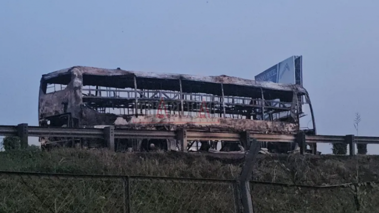 Xe khách bốc cháy trên cao tốc TP.HCM – Trung Lương, hàng chục người thoát nạn