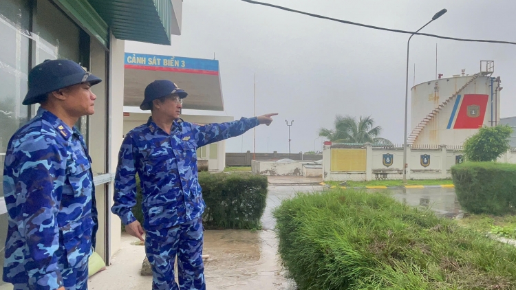 Hải đoàn 32 tuyên truyền, hướng dẫn ngư dân ứng phó bão số 13