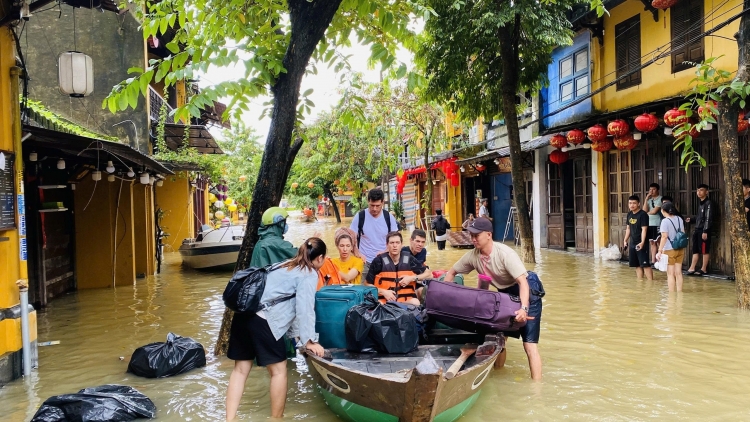 Hội An lũ chồng lũ, người dân khổ sở chạy lũ lần 2