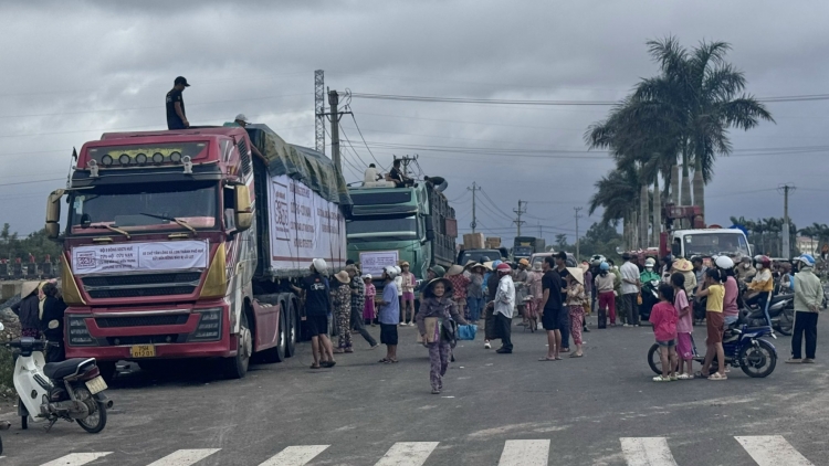 Hàng trăm tấn nhu yếu phẩm đến với bà con vùng lụt phía đông Đắk Lắk