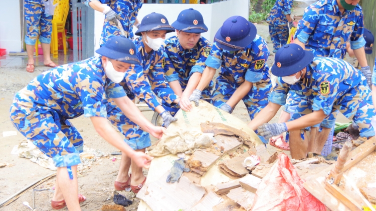 Học viện Hải quân khẩn trương giúp nhân dân Khánh Hòa ổn định cuộc sống