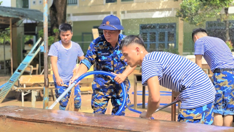 Học viên Học viện Hải quân tạm gác lại việc học tập, giúp đỡ nhân dân khắc phục hậu quả sau lũ lụt