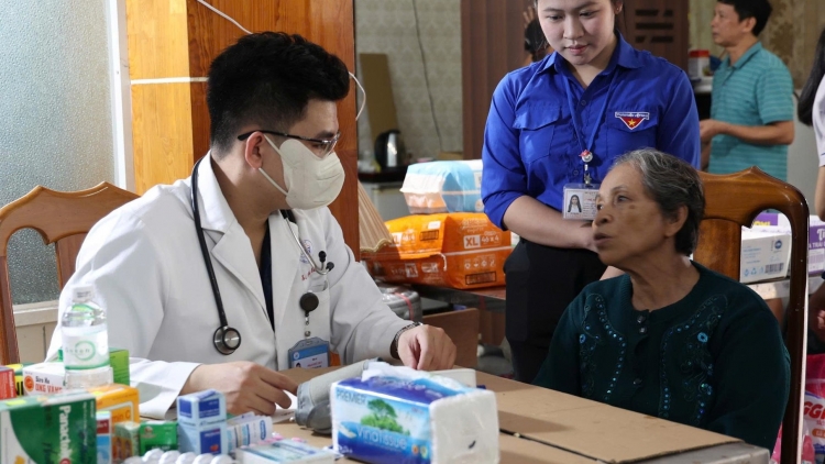 TP.HCM hỗ trợ Khánh Hòa: Khám bệnh, cấp thuốc, sửa trường, dựng bếp ăn miễn phí
