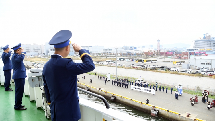 Tàu CSB 8004 đến thành phố Fukuoka, bắt đầu chuyến thăm và giao lưu tại Nhật Bản