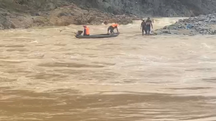 Đà Nẵng: Sạt lở liên tiếp, giải cứu 2 người dân mắc kẹt giữa dòng lũ