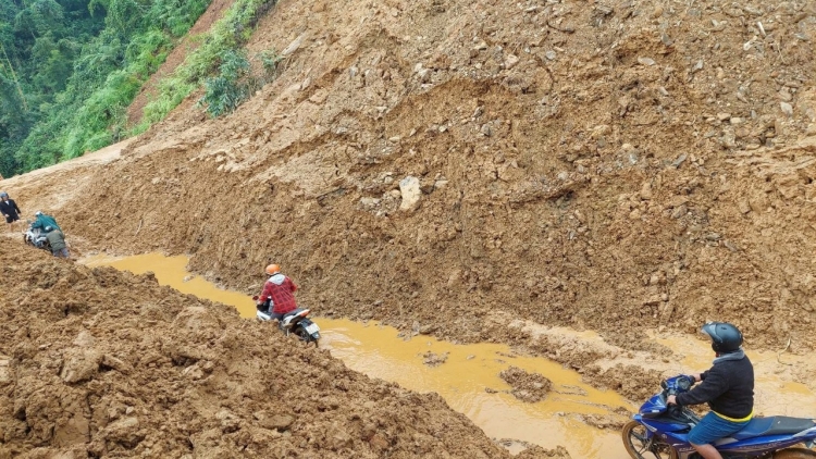 Quốc lộ 40B tan hoang sau mưa lũ, nguy cơ sạt lở bất cứ lúc nào