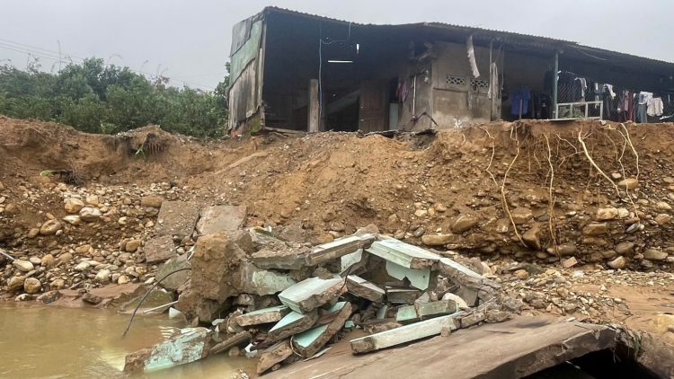  Nước sông Hương dâng nhanh, tiếp tục sạt lở ở miền núi