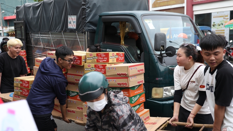 Hàng trăm tấn hàng “yêu thương” gửi về miền Trung trong một ngày