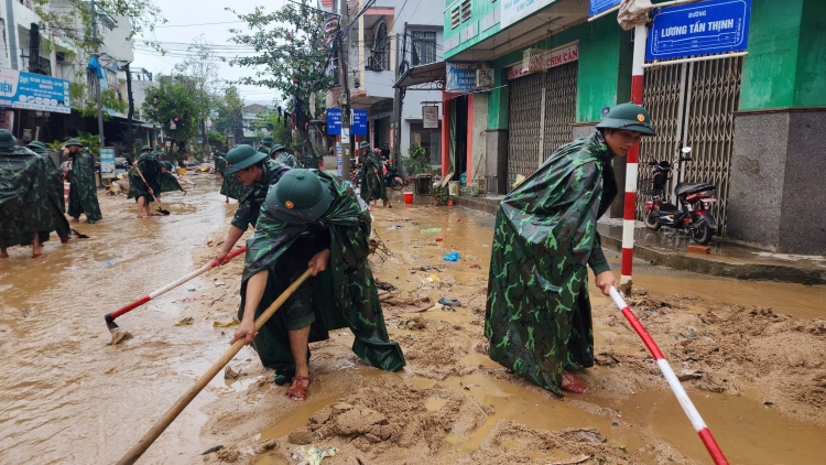 Đông Đắk Lắk sau lũ dữ: Đứng dậy từ bùn đất và tình người
