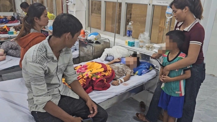 Thời sự 21h30 13/11/2025: 40 học sinh Quảng Trị ngộ độc thực phẩm- Hiệu trưởng liệu có vi phạm?