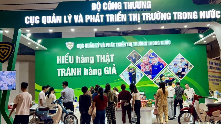 Triển lãm đặc sản vùng miền – Sắc Thu Quảng Ninh 2025 thu hút đông đảo du khách tham quan, mua sắm