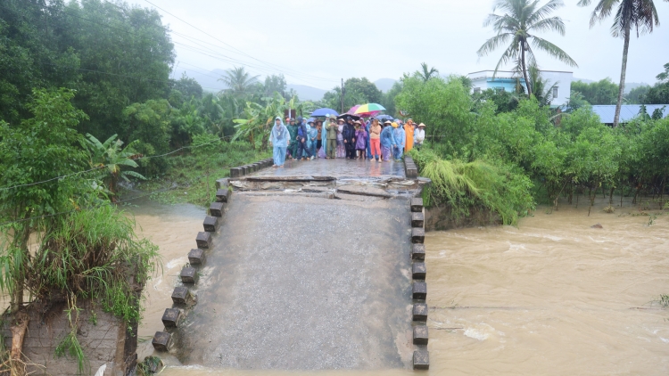 Làm cầu tạm, khắc phục tình trạng bị chia cắt 316 hộ dân do sập cầu Cây Sung
