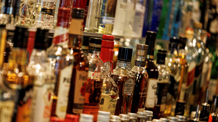 Thái Lan: Uống rượu bia ngoài giờ quy định bị phạt hơn 300 USD từ ngày 8/11