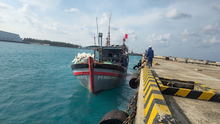 Hải đoàn 129 kịp thời hỗ trợ ngư dân Đắc Lắc khắc phục sự cố tàu cá