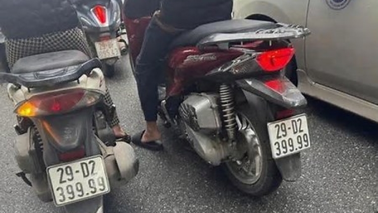 Cảnh sát thông tin về 2 chiếc xe máy có biển số giống nhau cùng xuất hiện trên đường