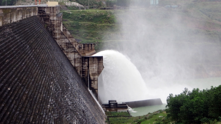 Ứng phó bão số 15: Đà Nẵng yêu cầu hạ thấp mực nước các hồ thủy điện để đón lũ 