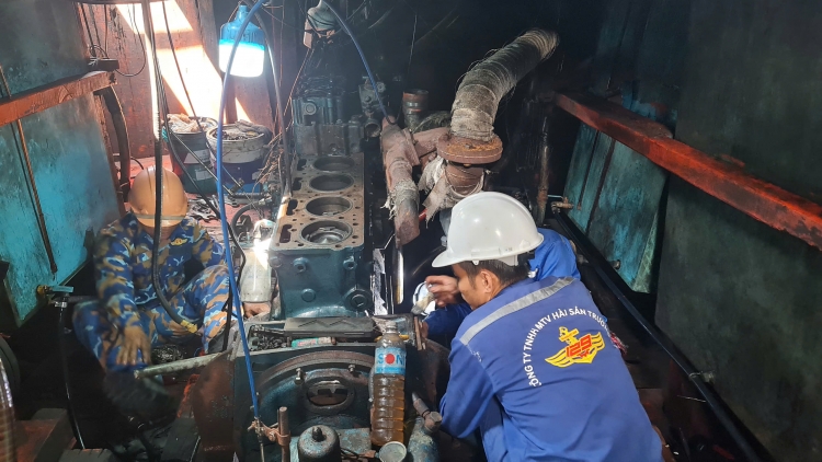 Hải đoàn 129 kịp thời hỗ trợ tàu cá gặp sự cố, giúp ngư dân tiếp tục vươn khơi, bám biển