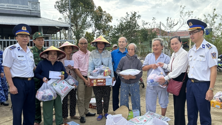 Vùng Cảnh sát biển 3 trao hàng nghìn suất quà hỗ trợ đồng bào vùng lũ Khánh Hòa, Đắk Lắk