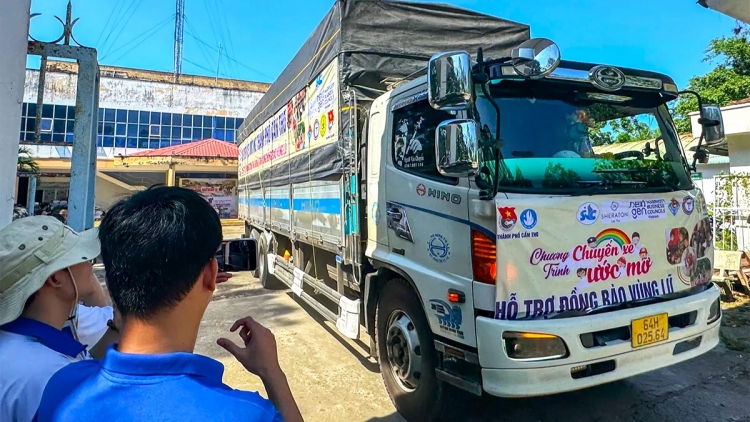 Những chuyến xe mang “nghĩa tình đồng bào” đến với bà con vùng bão lũ