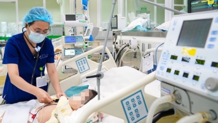 Uống nhầm dầu đèn, bé 2 tuổi ở Hà Nội suy hô hấp do gia đình xử lý sai cách