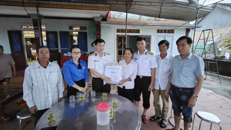 Trung đoàn Ra - đa 351 chia sẻ khó khăn cùng nhân dân vùng lũ TP. Huế