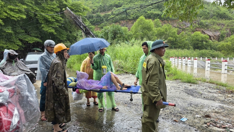 Khánh Hòa khẩn trương sơ tán dân vùng sạt lở, ứng phó bão số 13
