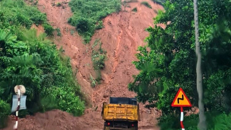 Thời sự 12h 18/11/2025: Mưa lũ biến phức tại các tỉnh miền Trung và Tây Nguyên