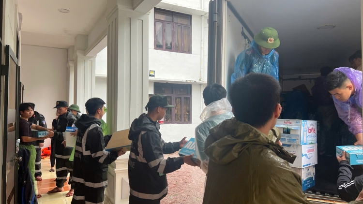 Lực lượng công an hỗ trợ người dân sau lũ