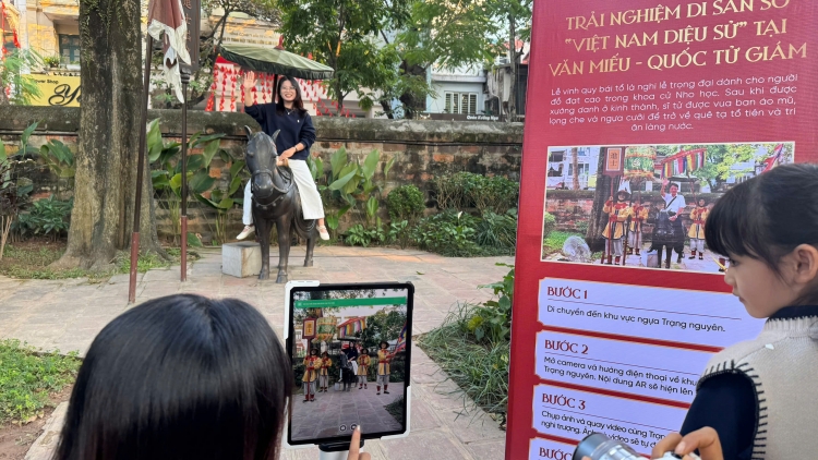 Trải nghiệm di sản số "Việt Nam Diệu Sử"
