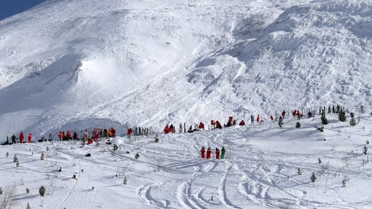 Cảnh báo đỏ về lở tuyết tại dãy Alps sau đợt tuyết rơi kỷ lục