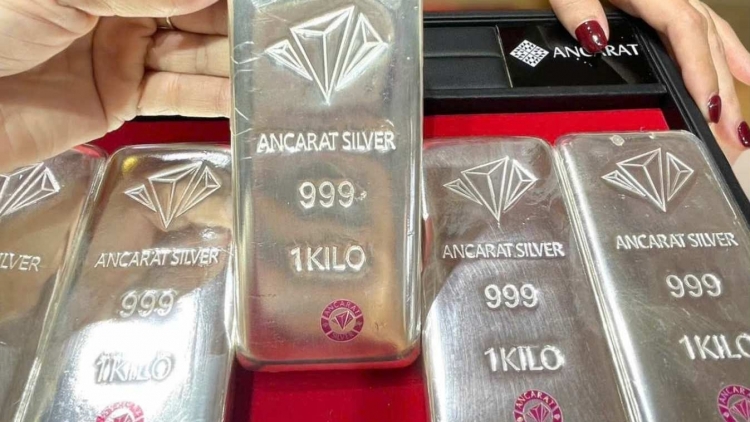 Thời sự 6h 13/12/2025: Giá bạc miếng, bạc thỏi tiếp tục xác lập kỷ lục mới, vượt 2,4 triệu/lượng