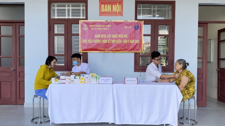 Vùng 5 Hải quân khám bệnh, cấp thuốc miễn phí cho các gia đình chính sách